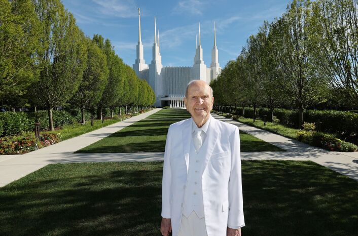 President Russell M. Nelson stands in front of the Washington D.C. Temple.